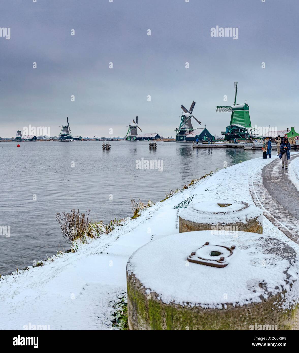 Windmühlen genannt De Poelenburg und De Kat, de Zoeker, het Jonge Schaap Stockfoto