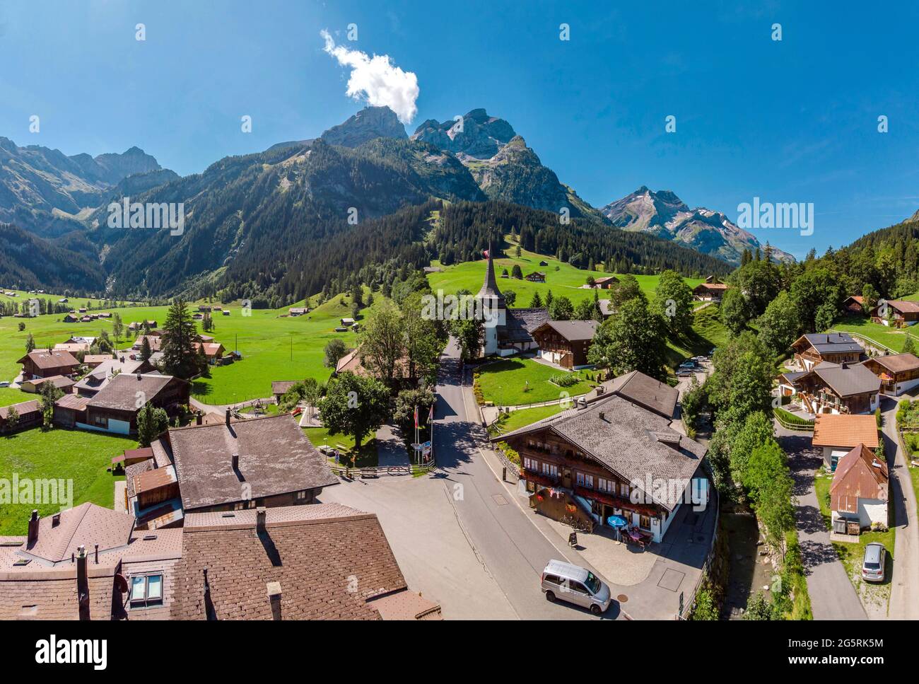 Bergdorf in der Nähe der Gipfel der Diablerets Stockfoto