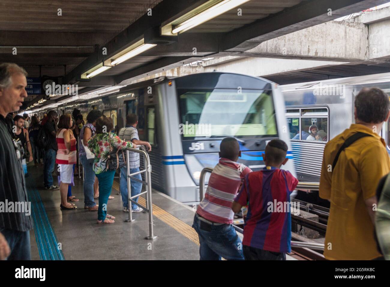 SAO PAULO, BRASILIEN - 2. FEB: Blick auf ankommende U-Bahn-Züge in Sao Paulo, Brasilien Stockfoto