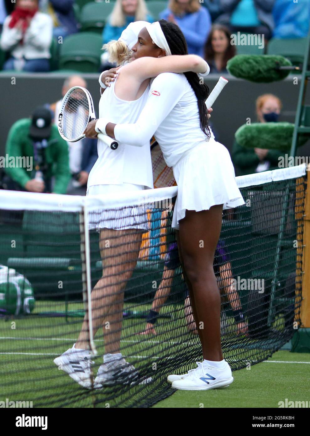 Coco Gauff (rechts) umarmt sich über die Dame, nachdem sie am zweiten Tag von Wimbledon im All England Lawn Tennis and Croquet Club in Wimbledon ihr erstes Damen-Einzelspiel in der Runde auf Platz 2 gewonnen hatte. Bilddatum: Dienstag, 29. Juni 2021. Stockfoto