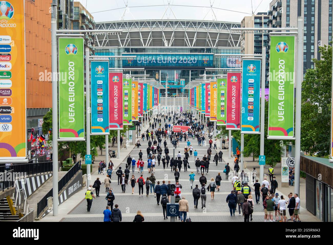 London, Großbritannien. Juni 2021. Die Fans kommen zum Spiel „Euro 2020 England gegen Deutschland“ ins Wembley-Stadion. (Foto von Dave Rushen/SOPA Images/Sipa USA) Quelle: SIPA USA/Alamy Live News Stockfoto