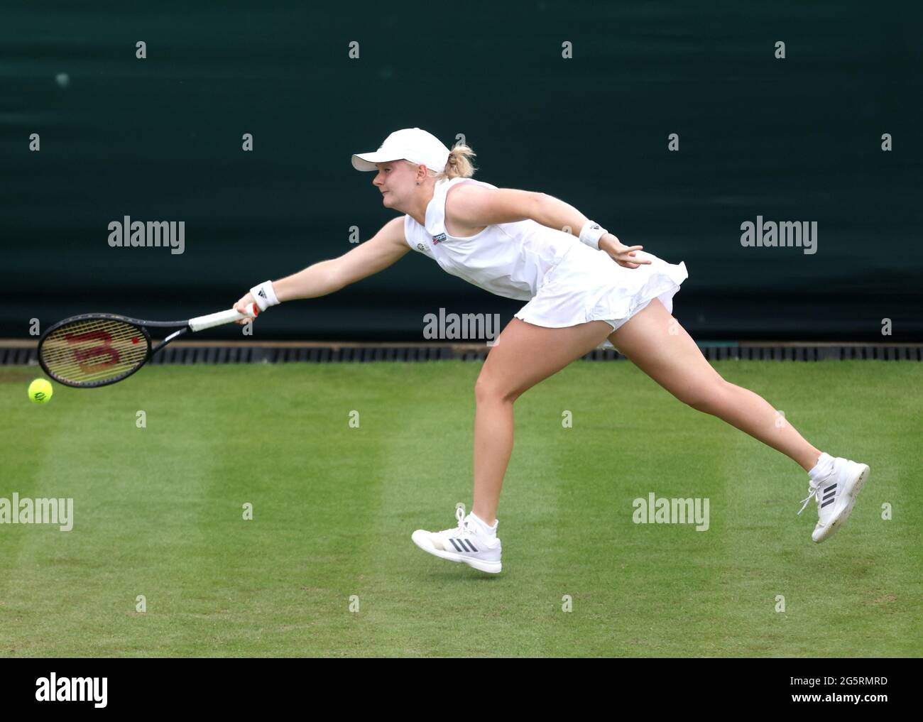 Im All England Lawn Tennis and Croquet Club, Wimbledon, spielte sie während ihres ersten Damen-Einzel-Spiels gegen Coco Gauff auf dem Platz 2 am zweiten Tag von Wimbledon. Bilddatum: Dienstag, 29. Juni 2021. Stockfoto