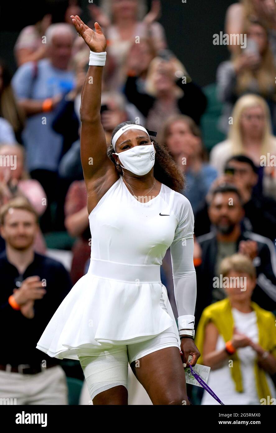Serena Williams winkt den Fans zu, nachdem sie sich aus ihrem ersten Damen-Einzelspiel gegen Aliaksandra Sasnovich auf dem Mittelfeld aufgrund einer Verletzung am zweiten Tag von Wimbledon beim All England Lawn Tennis und Croquet Club in Wimbledon zurückzieht. Bilddatum: Dienstag, 29. Juni 2021. Stockfoto