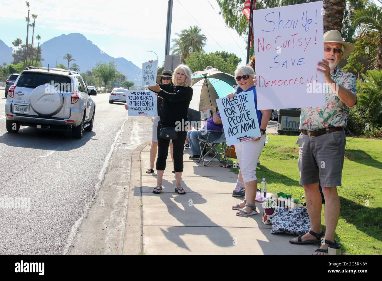 Im Rahmen der landesweiten Mobilisierungsveranstaltungen zur Deadline for Democracy während der Senatspreßzeit am 29. Juni 2021 in den USA protestieren Menschen vor dem Büro von Senator Krysten Sinema in Phoenix, Arizona. Die Menschen versammeln sich, um zu mobilisieren, um ihren Senatoren, Demokraten und Republikanern, zu zeigen, dass es eine überwältigende Unterstützung der Demokratiereform von der Basis gibt und dass sie dafür verantwortlich gemacht werden, dass dies geschieht, ohne dass der Filibuster im Weg steht. Dies wird als ein Make-or-Break-Moment angesehen, um S.1, den für den Volksakt, zu passieren. (Foto von Alexandra Buxbaum/Sipa USA) Menschen protestieren außerhalb der Stockfoto