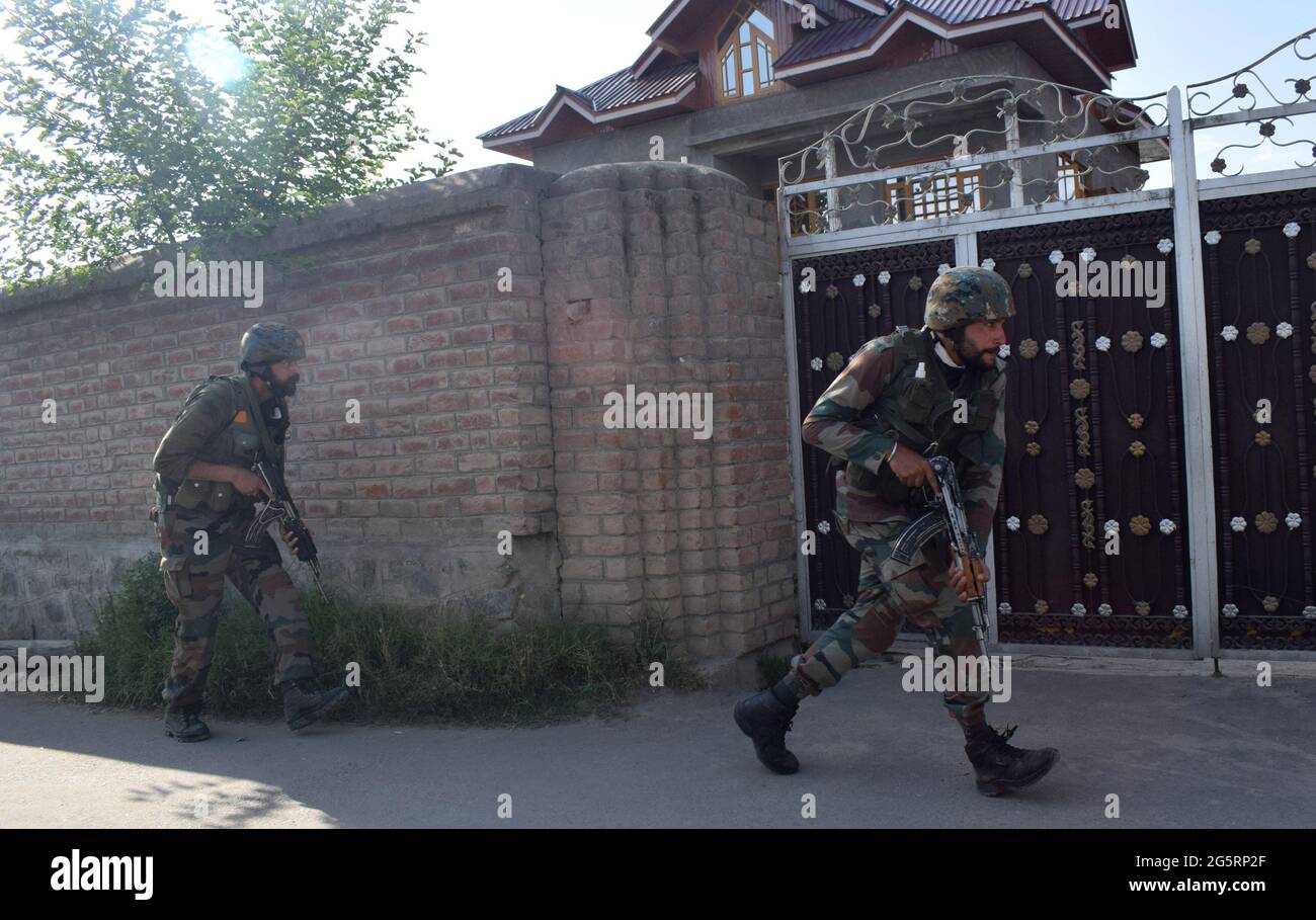 Armeemänner kommen während einer Begegnung in Maloora Parimpora am Stadtrand von Srinagar in Position. Stockfoto