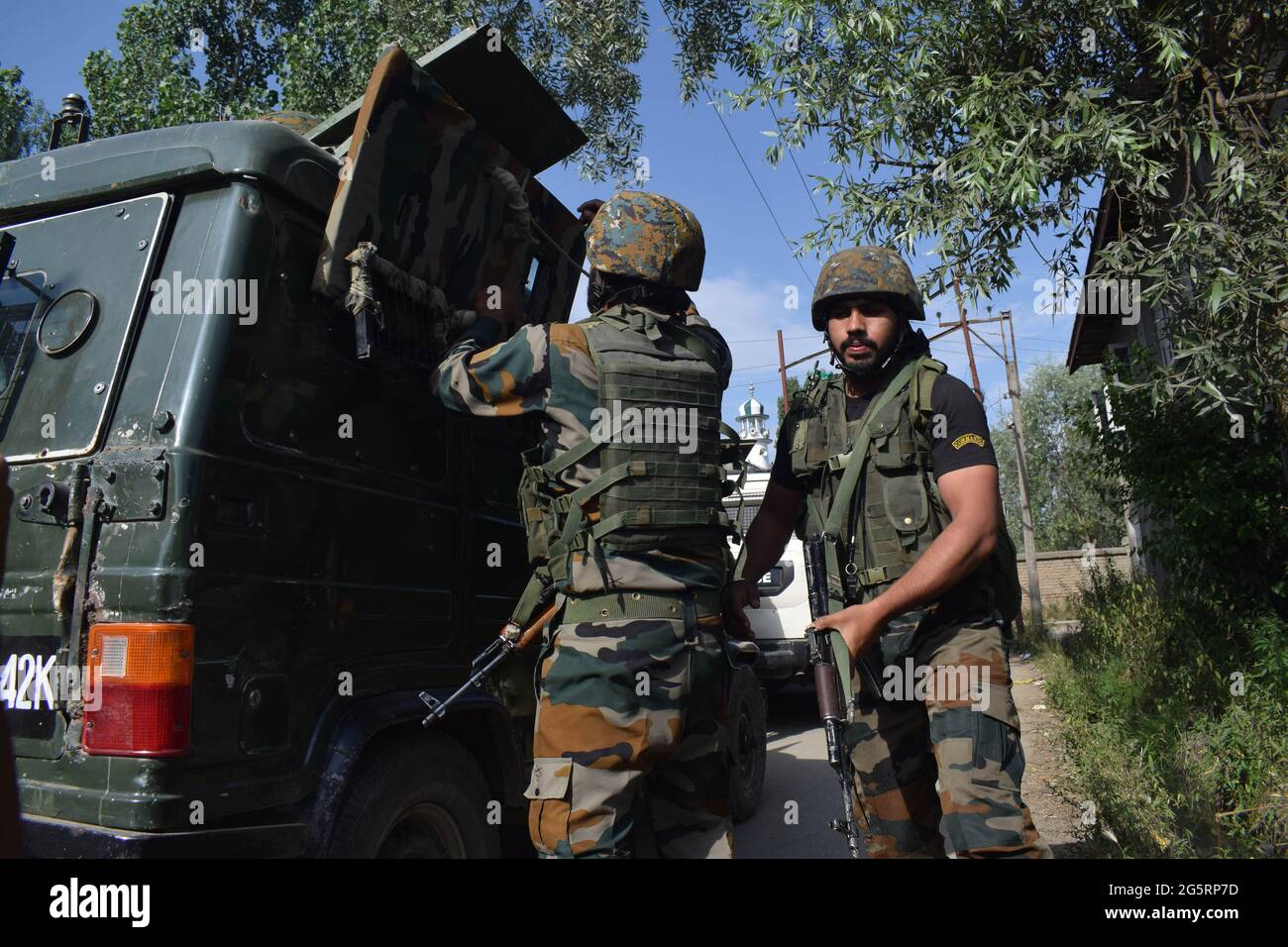 Armeemänner kommen während einer Begegnung in Maloora Parimpora am Stadtrand von Srinagar in Position. Stockfoto