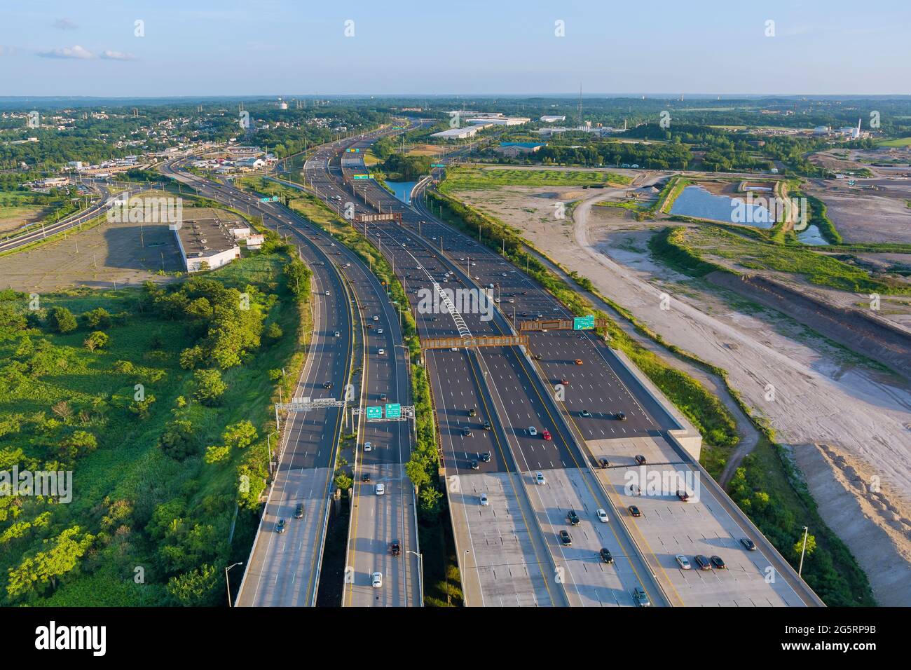 Luftaufnahme von Fahrzeugen, die auf der Alfred E. Driscoll Bridge fahren eine riesige komplexe Straßenkreuzung am Eingang zur Stadt Sayreville Stockfoto