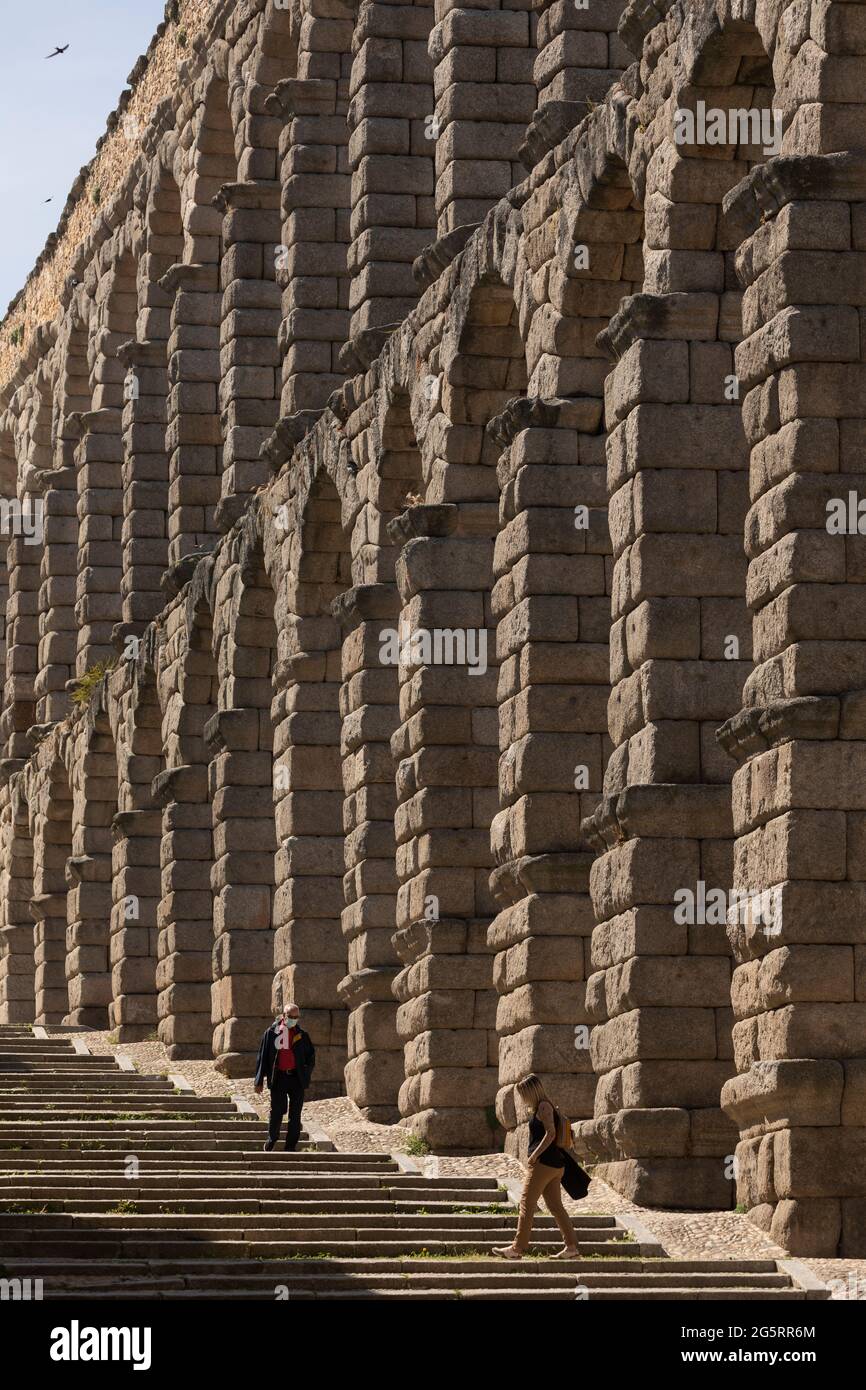 Segovia, Spanien - 2. Juni 2021: Detail der Treppe neben dem Aquädukt von Segovia, in der Fernan Garcia Straße, in Richtung Diaz Sanz Platz Stockfoto