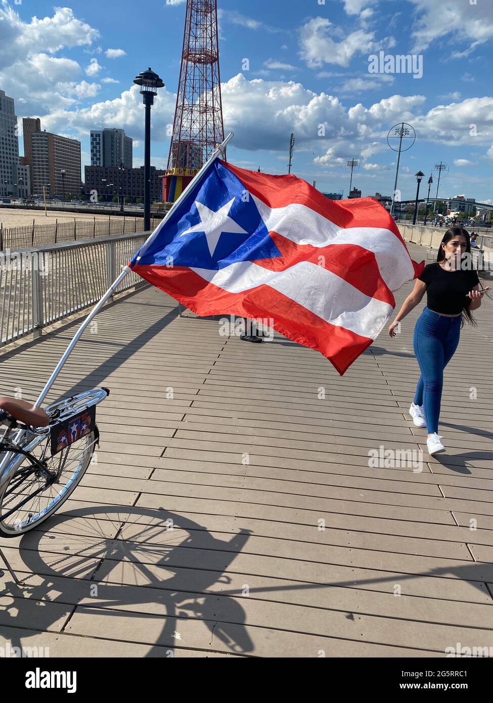 Puerto-ricanische Flagge auf einem Fahrrad am Pier von Coney Island, Brooklyn, New York. Stockfoto