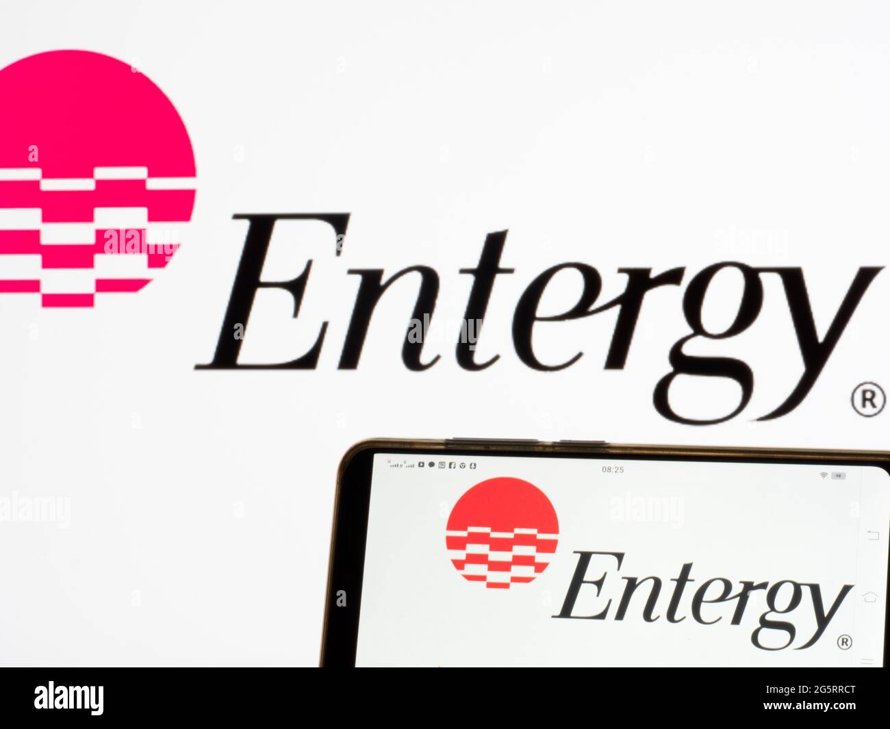 In dieser Abbildung ist ein Logo der Entergy Corporation zu sehen, das auf einem Smartphone angezeigt wird. Stockfoto