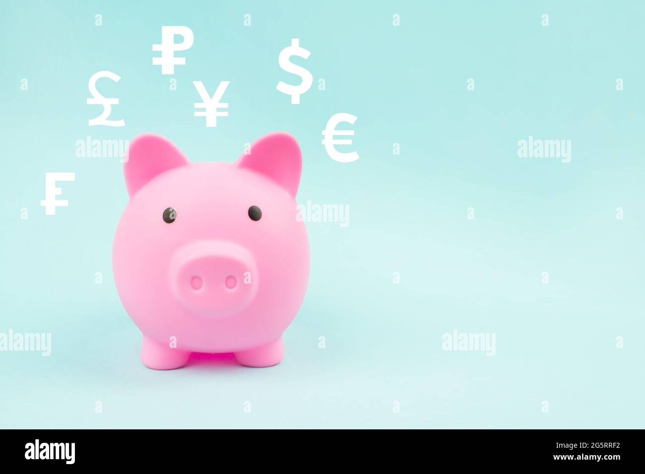 Rosa Sparschwein mit digitalen Hologramm Weltwährungen auf blauem Hintergrund Stockfoto