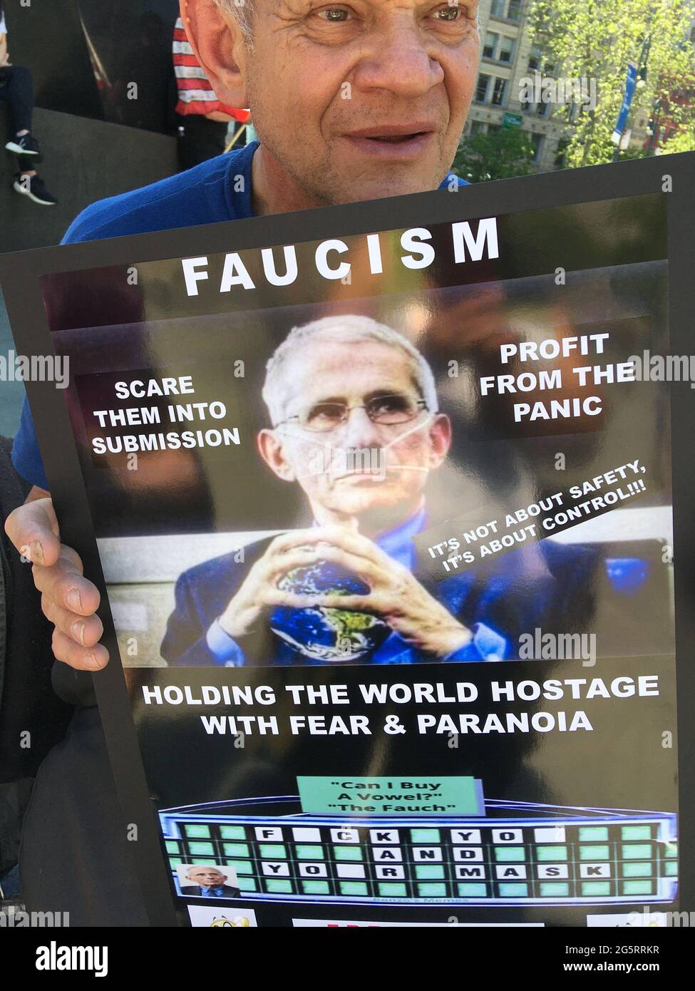 Der Mensch trägt ein Anti-Fauci-Plakat bei einer Kundgebung für medizinische Freiheit und Wahlfreiheit, die das Gefühl haben, dass Anthony Fauci nicht nur unehrlich über den Covid-19-Virus ist, sondern auch eine versteckte Agenda hat und für die unnötige Sperrung der Welt verantwortlich ist. Stockfoto