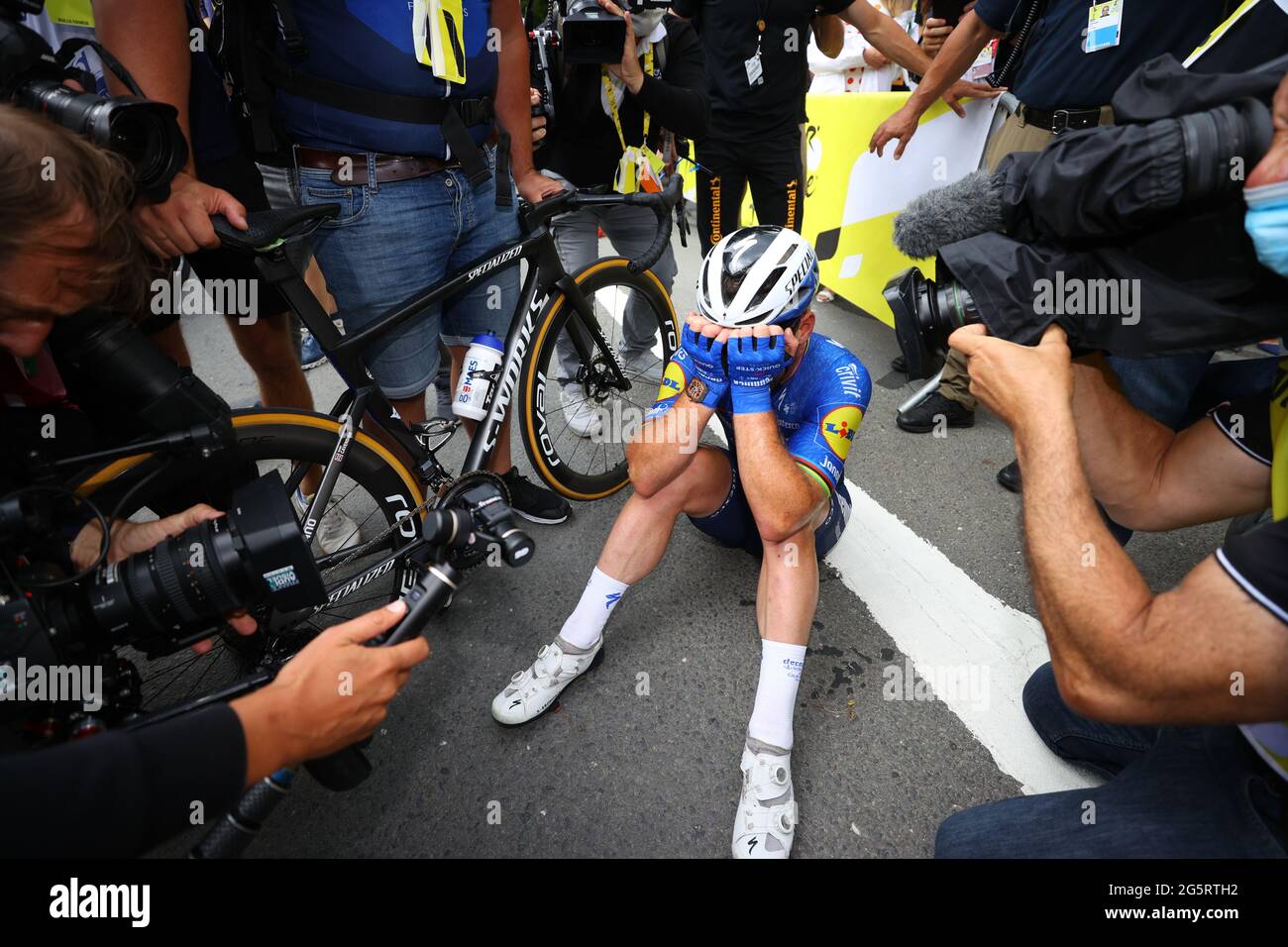 Frankreich, Fougeres, Redon, 29/06/2021, Tour de France 2021, Etappe 4, Redon nach Fougeres. Mark Cavendish feiert auf der Ziellinie und sitzt dann mit dem Kopf in den Händen, nachdem er die Etappe im Sprint gewonnen hat. Stockfoto