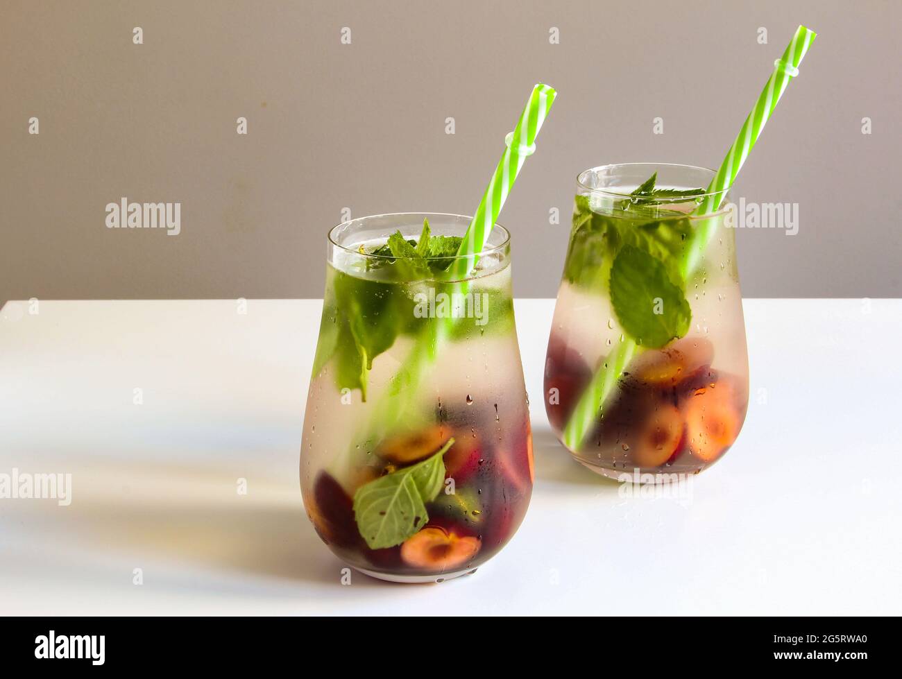 Kalte Getränke in einem Glas. Kirschen Minzlimonade. Mojito-Coctail. Erfrischungsgetränk mit Eis im Sommer. Stockfoto