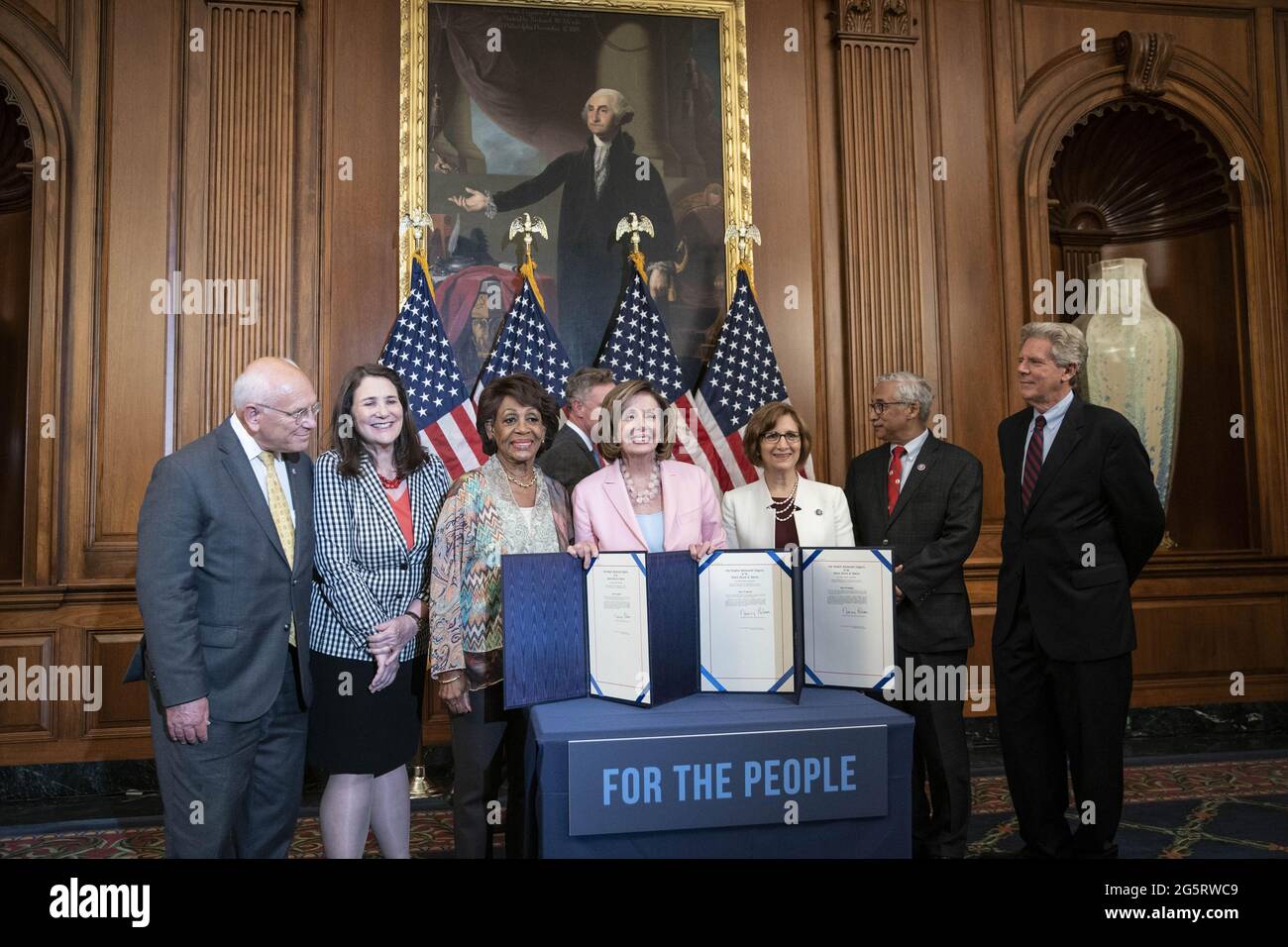 Washington, Usa. Juni 2021. Die Sprecherin des Hauses, Nancy Pelosi, D-CA, und die Demokraten des Repräsentantenhauses nehmen an einer Fotogelegenheit für S.J. Teil Res. 13, S. J. Res.14 und S.J. Res. 15, am Dienstag, den 29. Juni 2021, auf dem Capitol Hill in Washington, DC. Die Gesetzesvorlagen zielen darauf ab, die Politik der Trump-Ära im Zusammenhang mit der Diskriminierung der Arbeitnehmer, den Methanemissionen und der „echten Kreditgeber“-Regel umzukehren. Foto von Sarah Silbiger/UPI Credit: UPI/Alamy Live News Stockfoto