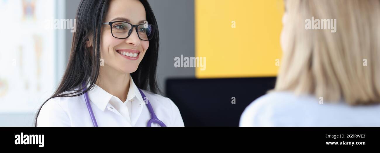 Frau Arzt Kommunikation mit Patienten in der Klinik Stockfoto