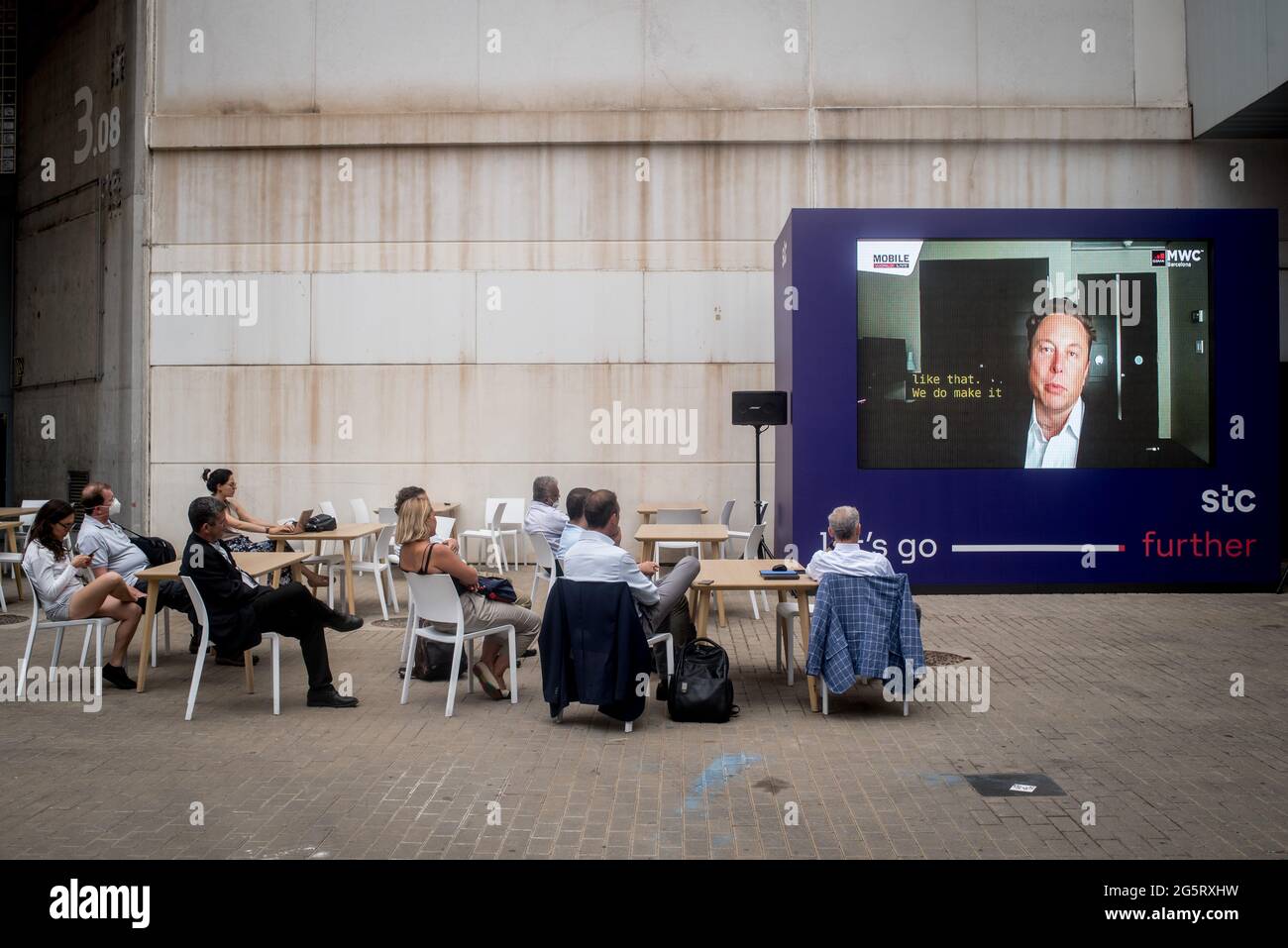 29. Juni 2021, Barcelona, Spanien: Teilnehmer verfolgen die Videokonferenz von Tesla und SpaceX-Gründer ELON MUSK aus dem Außenbereich des Mobile World Congress 2021 in Barcelona. Der Mobile World Congress ist nach der Absage der vorherigen Ausgabe aufgrund der Coronavirus-Pandemie wieder da. Quelle: Jordi Boixareu/Alamy Live News Stockfoto