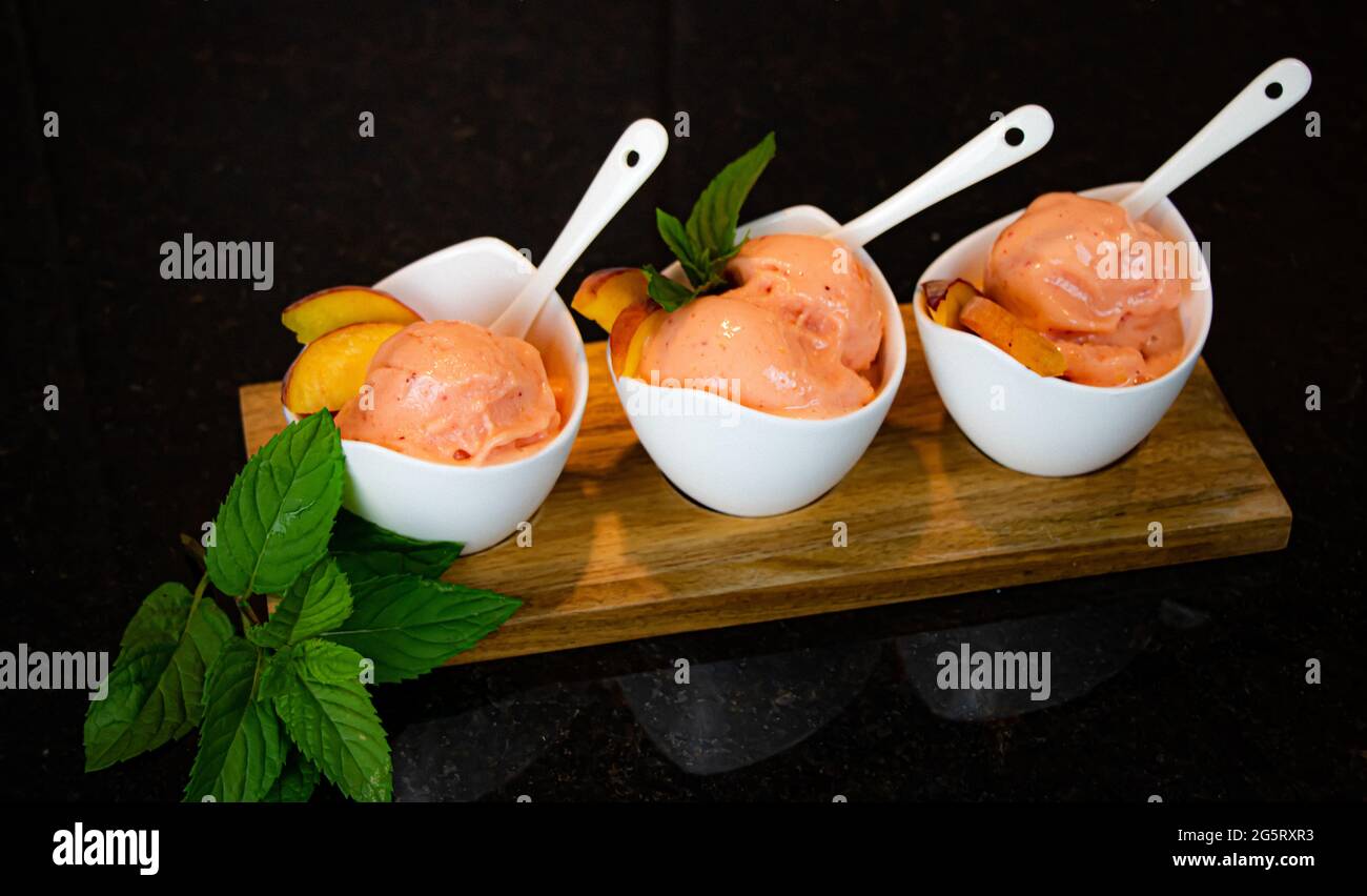 Pfirsich-Eis, Dessert, Eis Stockfoto