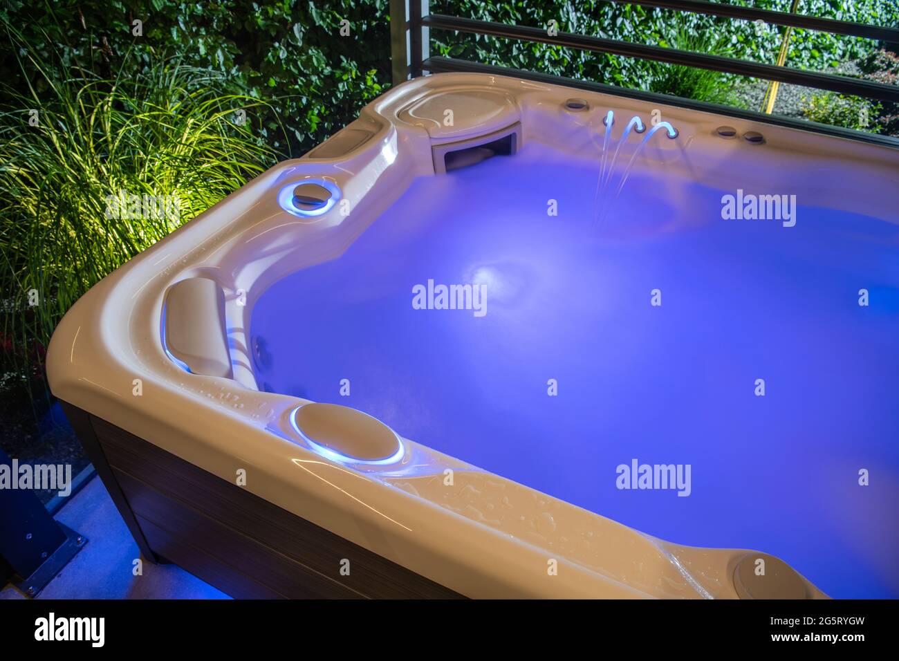 Cool Blue LED beleuchtet und laufen Home Garten Whirlpool Spa innen Jacuzzi Pavillons. Stockfoto