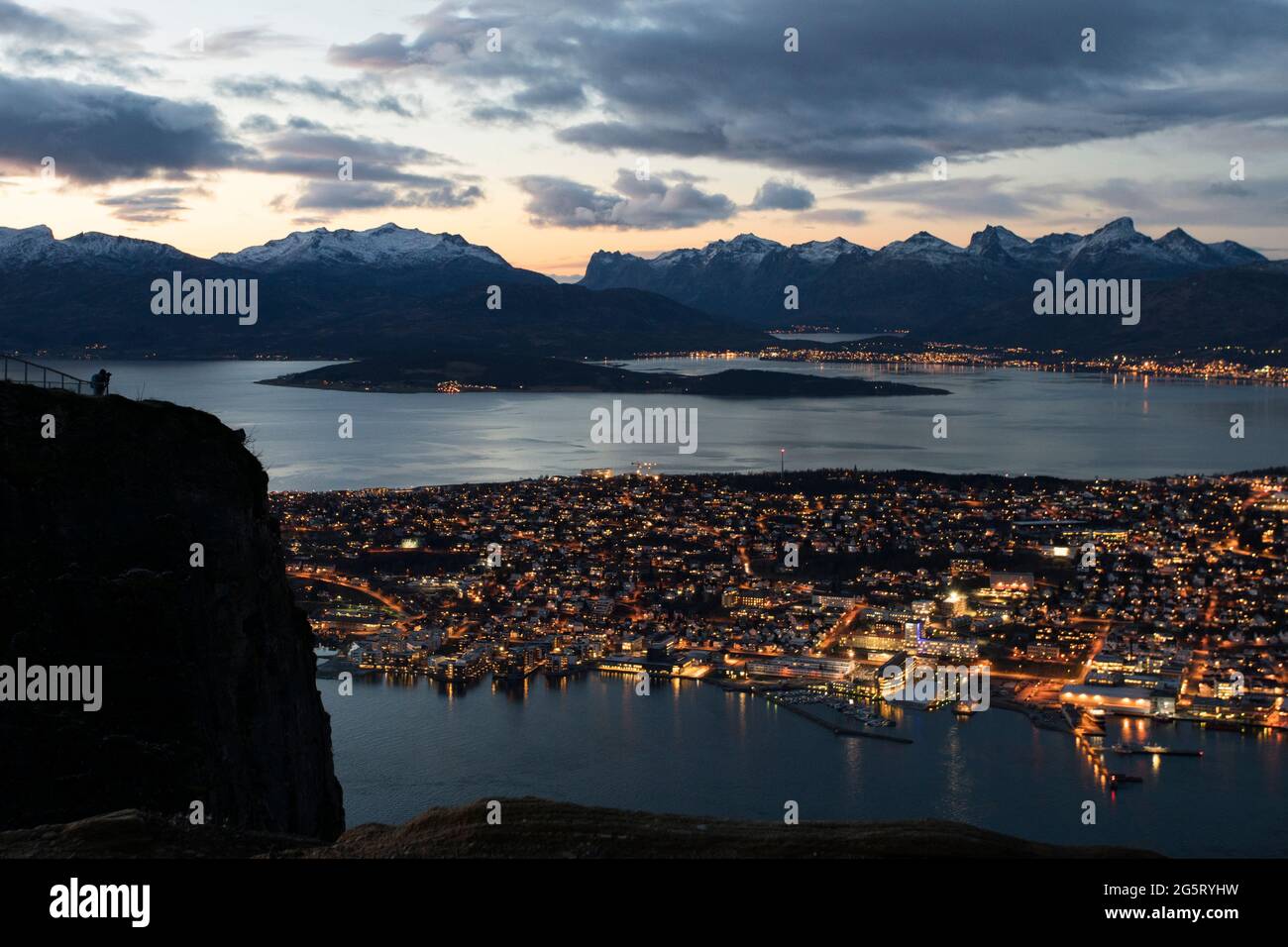 Ein Fotograf, der nachts von Mount Storsteinen in Norwegen aus Tromso fotografiert Stockfoto