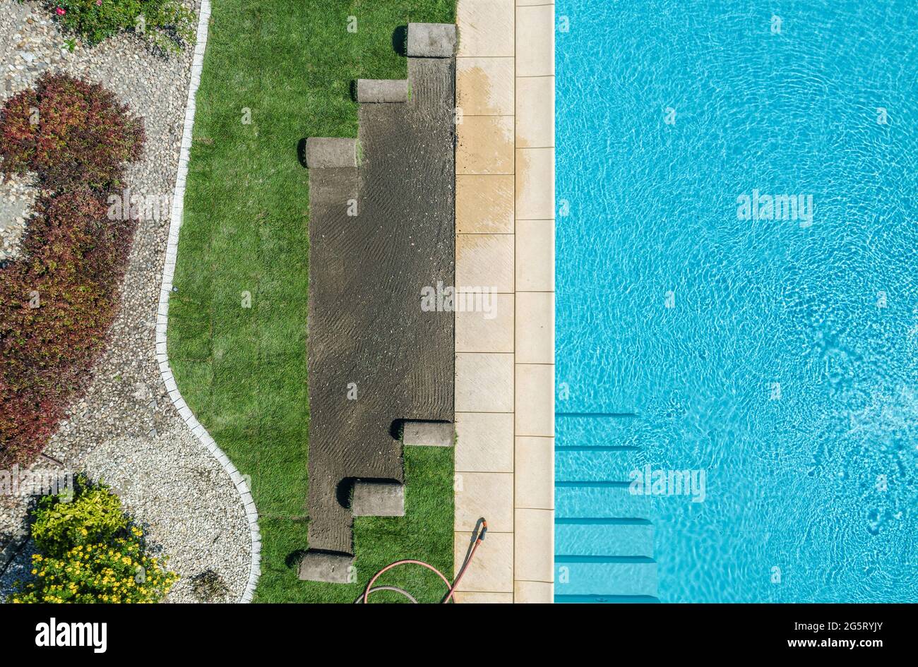 Neue Garten Rasen Installation Finishing Um Neu Gebaute Freibad Aerial Photo. Stockfoto