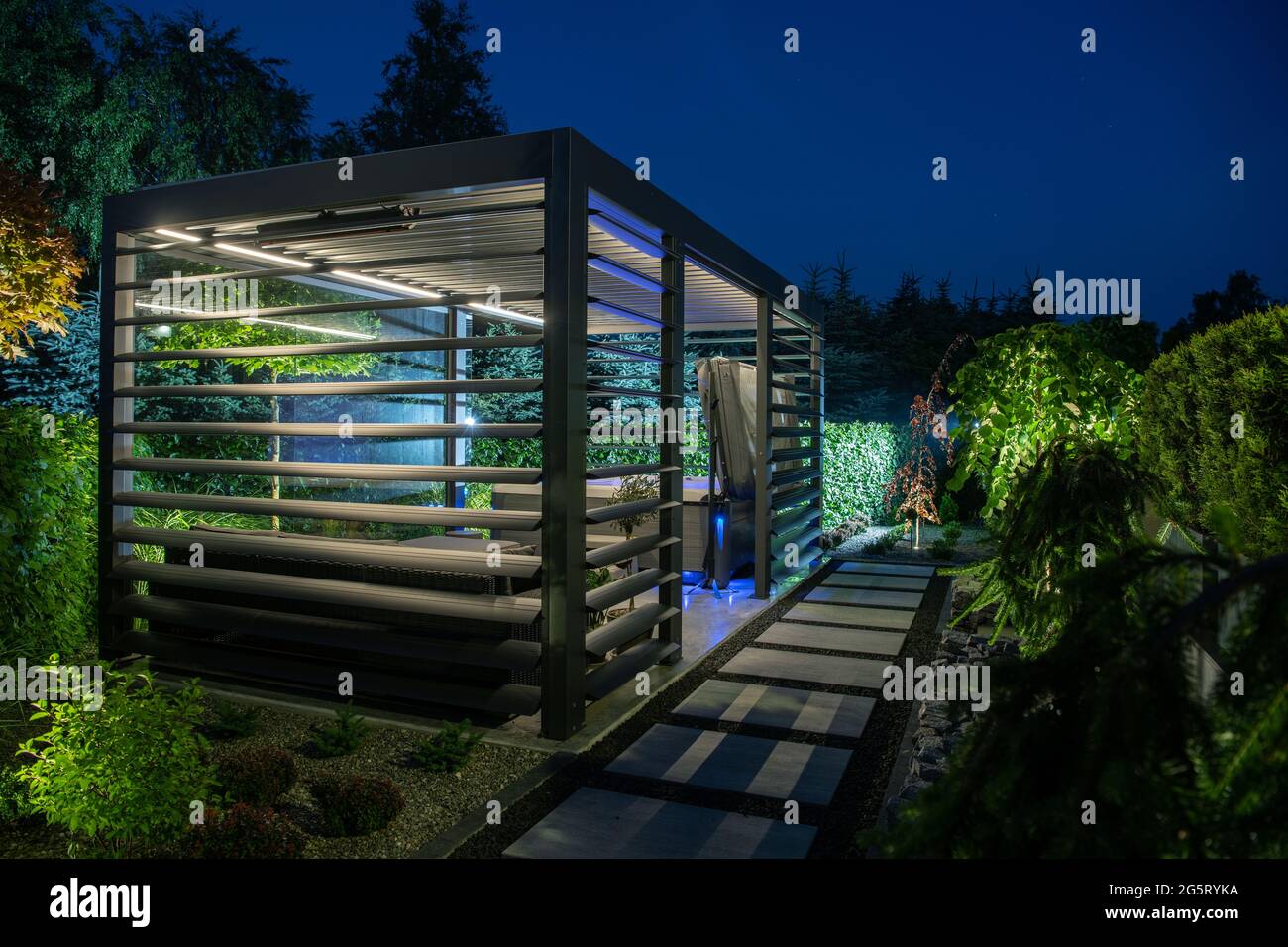 Moderne Backyard SPA Shelter Bower mit LED Beleuchtung und Active Wall Jalousien. Offener Wannen-Whirlpool, Blau Beleuchtet. Thema Gartenarchitektur. Stockfoto