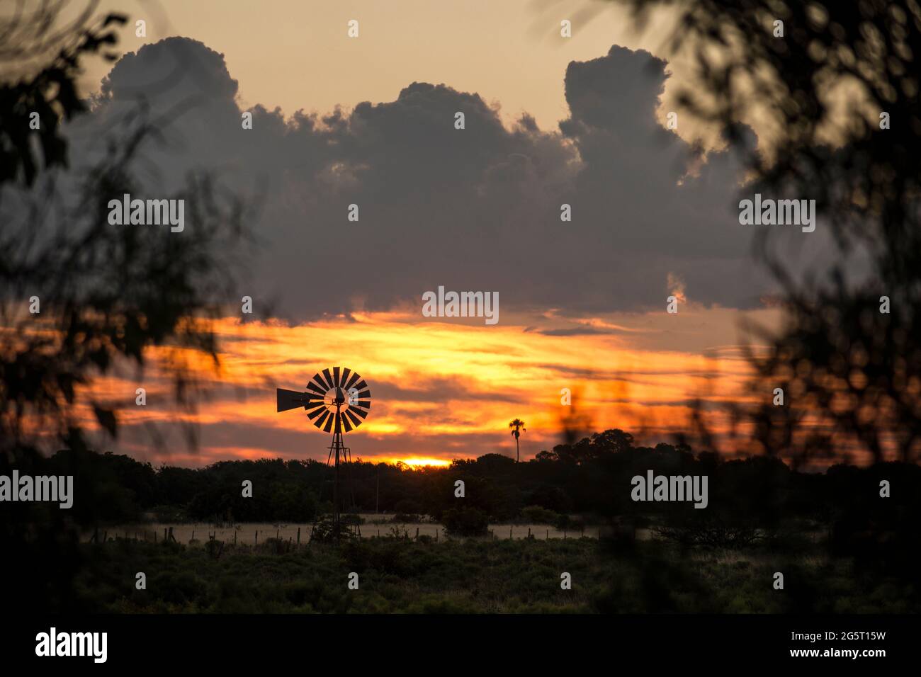 Windmühle´s Sonnenuntergang in Argentiniens Landschaft Stockfoto