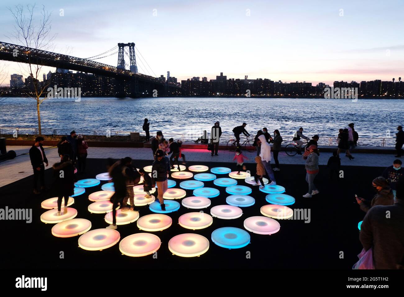 Kunstinstallation im Domino Park in Williamsburg, Brooklyn 2021--- die interaktive Arbeit, die vom New-Media-Künstler Jen Lewin geschaffen wurde, heißt Reflect. Taki Stockfoto