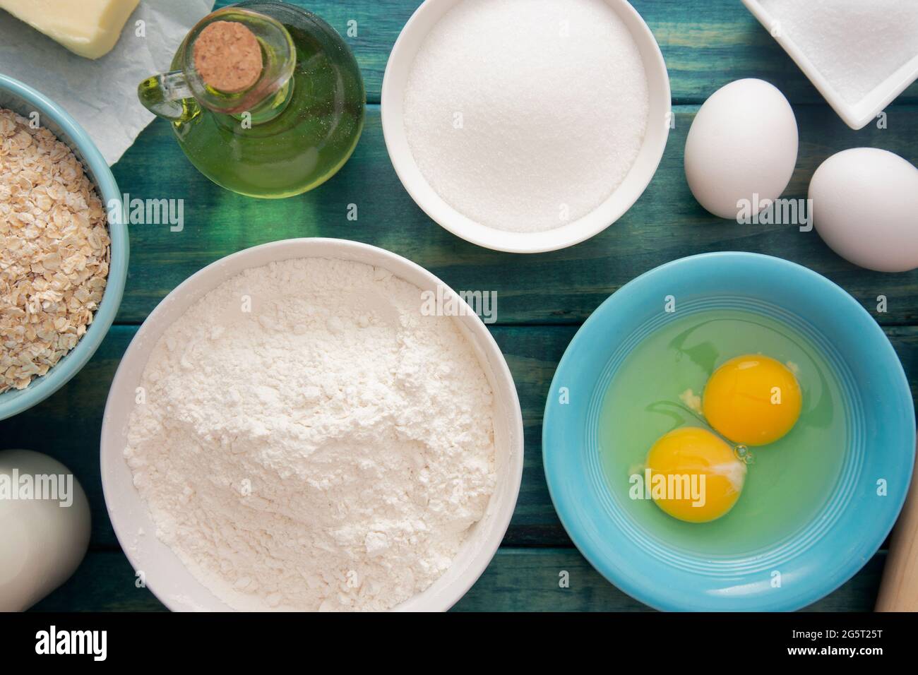 Backgrund auf einer blauen HolzTischplatte Stockfoto