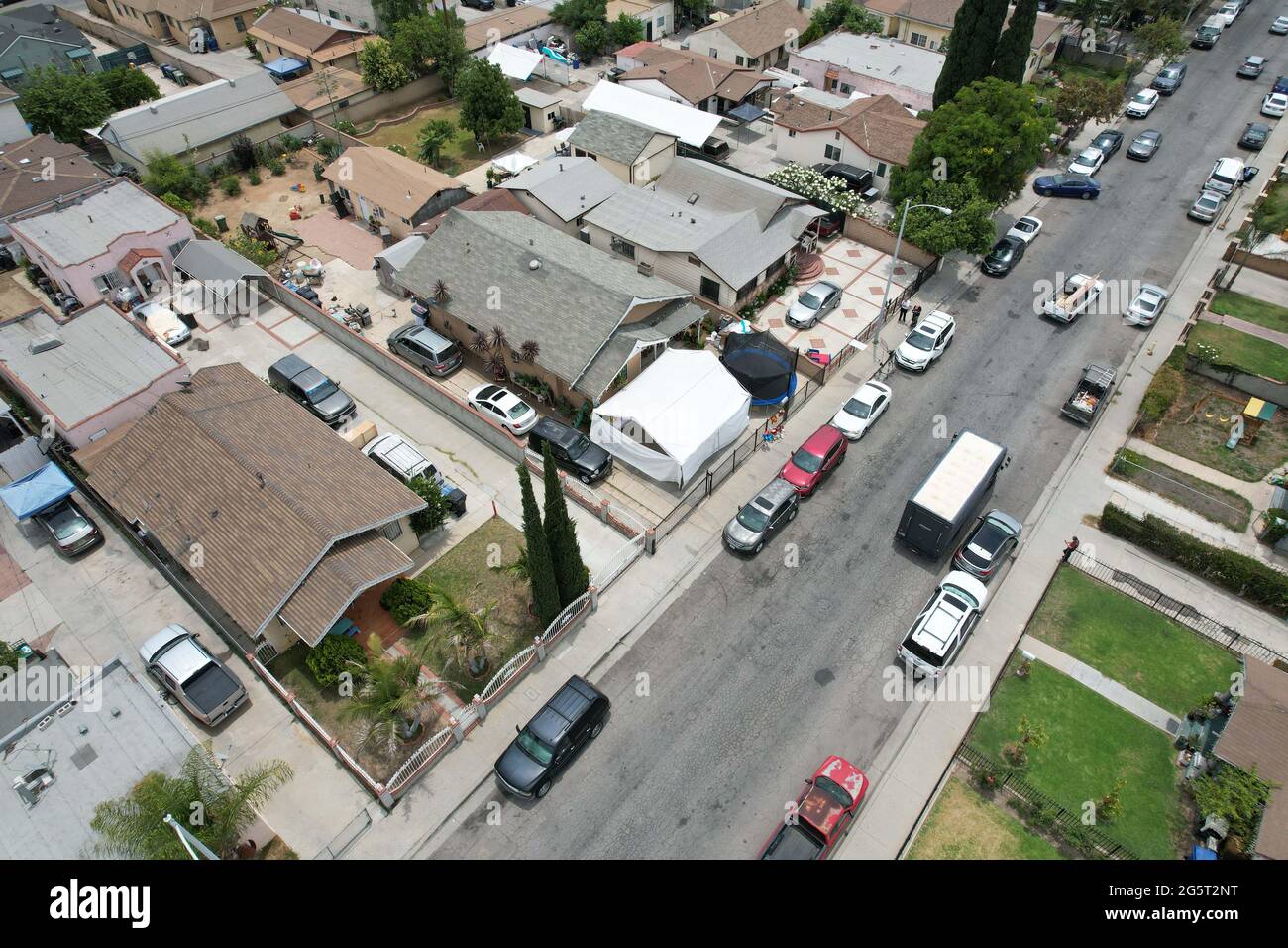 Eine Luftaufnahme einer Residenz, in der drei Kinder tot in einem Schlafzimmer in einer Residenz im Block 600 der S. Ferris Ave. In East Los Angeles gefunden wurden Stockfoto