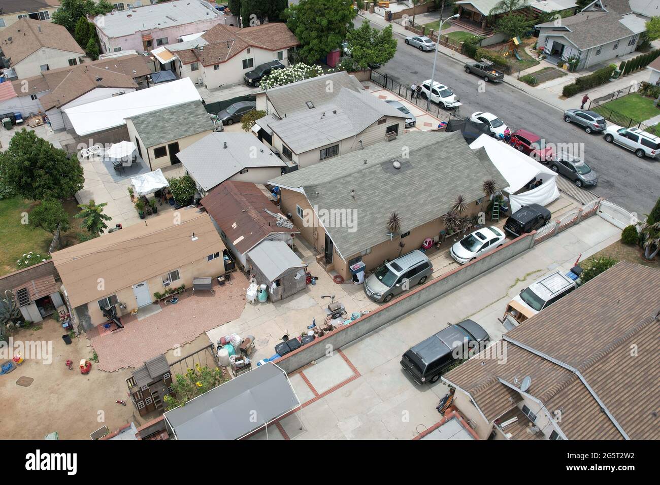 Eine Luftaufnahme einer Residenz, in der drei Kinder tot in einem Schlafzimmer in einer Residenz im Block 600 der S. Ferris Ave. In East Los Angeles gefunden wurden Stockfoto