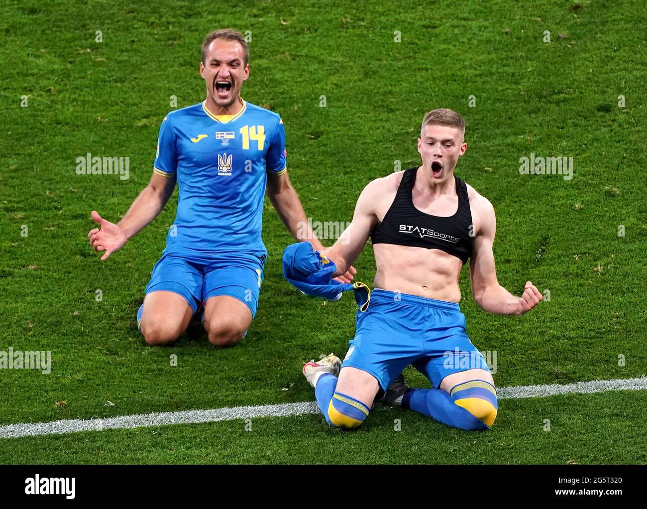 Der ukrainische Artem Dovbyk feiert das zweite Tor seiner Mannschaft im Spiel mit Teamkollegen während der UEFA Euro 2020-Runde von 16 im Hampden Park, Glasgow. Bilddatum: Dienstag, 29. Juni 2021. Stockfoto