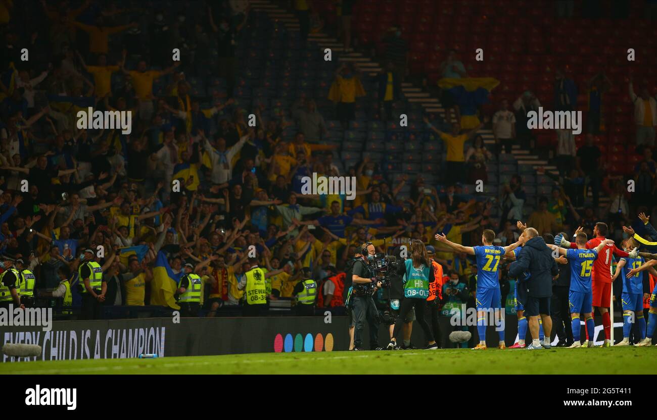 Hampden Park, Glasgow, Großbritannien. Juni 2021. EUFA Fußball-Europameisterschaft 2020, sechzehntes Rennen, Schweden gegen die Ukraine; ukrainische Fans grüßen ihre Helden nach ihrem zusätzlichen Zeitgewinn Credit: Action Plus Sports/Alamy Live News Stockfoto