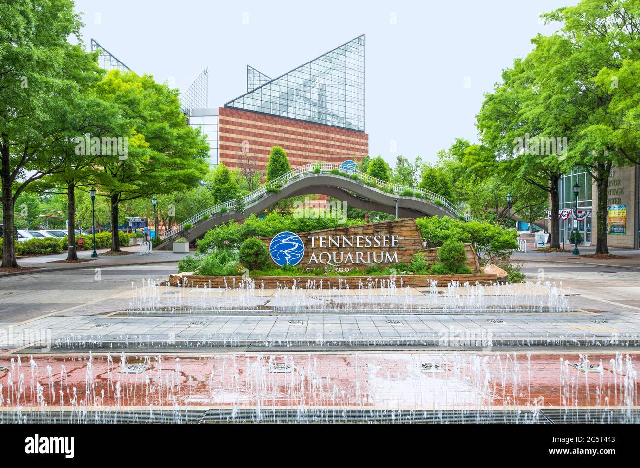 CHATTANOOGA, TN, USA-10 MAY 2021: Ein Wasserspiel und Pflanzer im Tennessee Aquarium in Chattanooga. Stockfoto