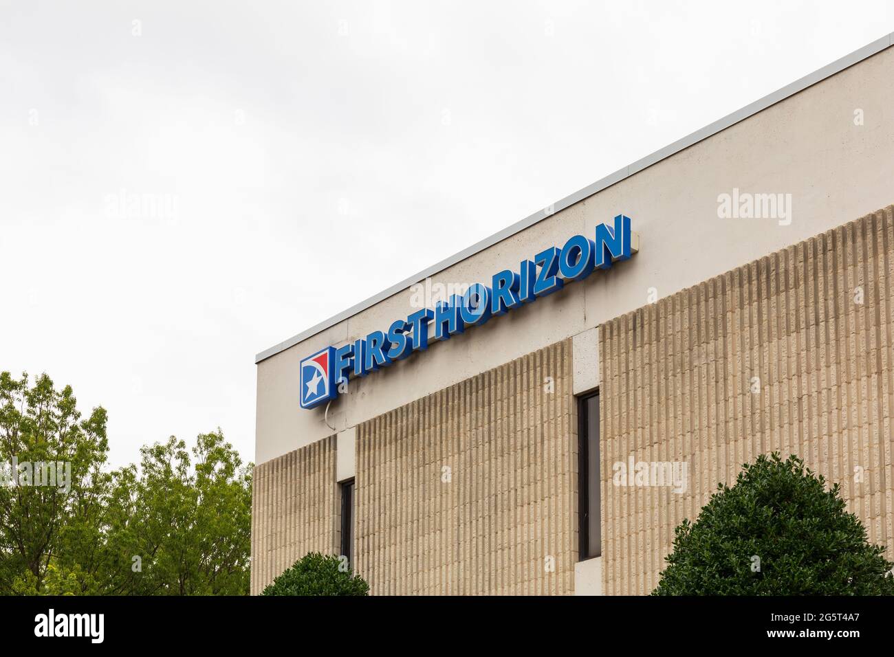 HICKORY, NC, USA-22 JUNE 2021: Obere Ecke der ersten Horizon-Zweigstelle mit Namensschild und Logo. Stockfoto