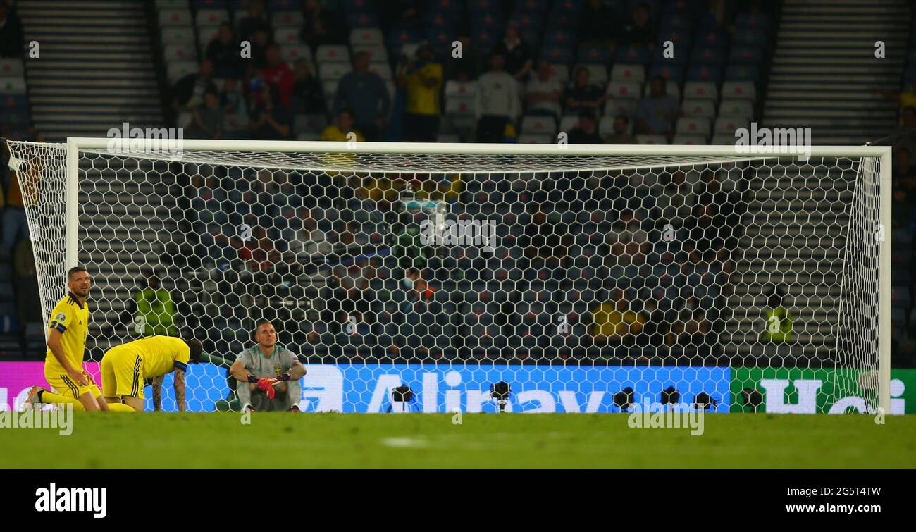 Hampden Park, Glasgow, Großbritannien. Juni 2021. EUFA Fußball-Europameisterschaft 2020, sechzehntes Rennen, Schweden gegen die Ukraine; Robin Olsen aus Schweden sitzt in seinem Tor niedergeschlagen, als die Ukraine das Spiel mit einem der letzten Spiele im Spiel gewinnt.Kredit: Action Plus Sports/Alamy Live News Stockfoto