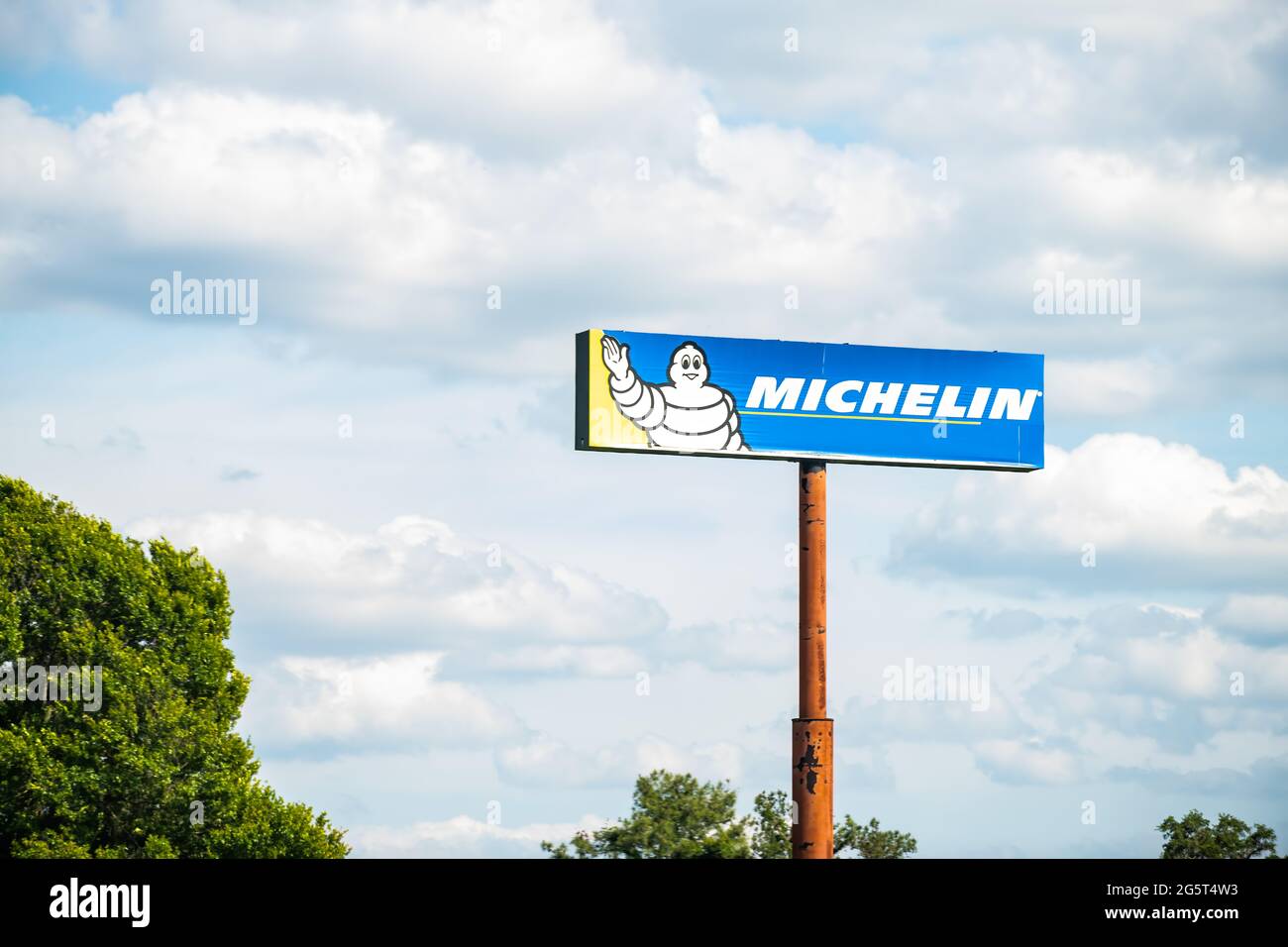 Gainesville, USA - 26. April 2018: Michelin-Logo für Reifenhersteller in Florida auf Highway-Straße mit bewölktem Himmel im Hintergrund Stockfoto