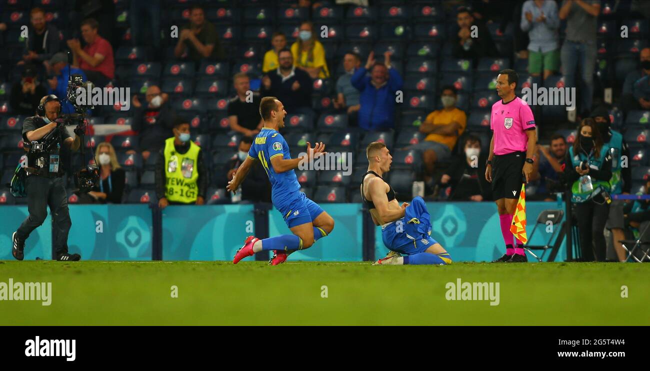 Hampden Park, Glasgow, Großbritannien. Juni 2021. EUFA Fußball-Europameisterschaft 2020, 16. Runde, Schweden gegen die Ukraine; Artem Dovbyk aus der Ukraine feiert, nachdem er in der 120. Minute 2-1 Punkte erzielt hat Kredit: Action Plus Sports/Alamy Live News Stockfoto