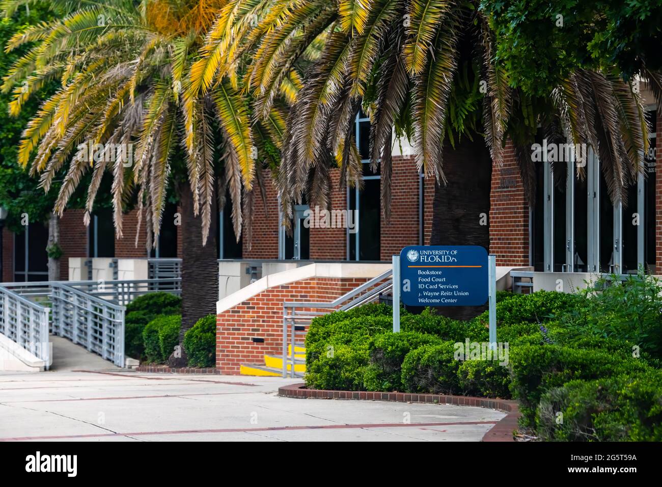 Gainesville, USA - 27. April 2018: University of Florida unterzeichnet auf dem Campus der UF mit Gebäude für Buchhandlung, Lebensmittelgericht, personalausweise und Willkommenszentrum Stockfoto