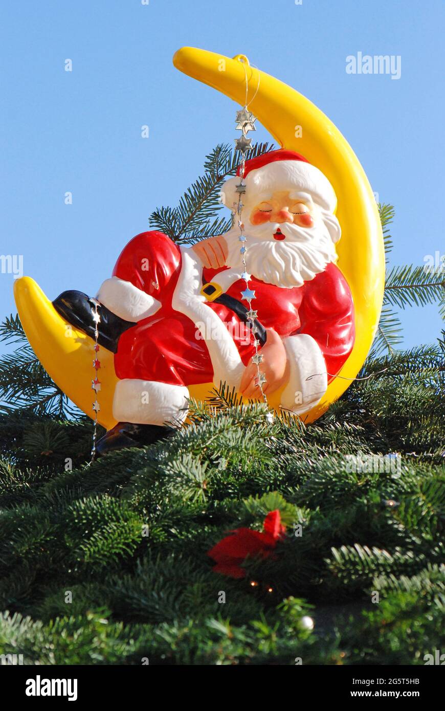 Schlafender Nikolaus im Halbmond, kitschige Weihnachtsdekoration, Deutschland Stockfoto