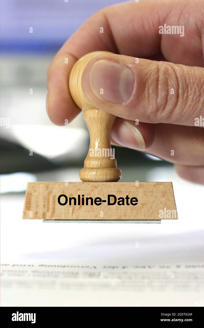 Männerhand mit Stempel mit dem Label Online-Date Stockfoto