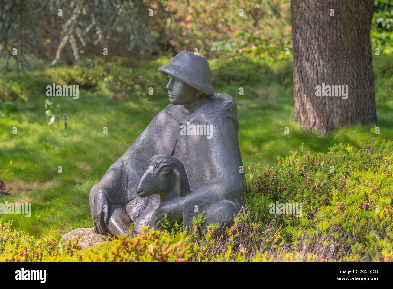 Skulptur Hirte mit Lamm im Botanischen Garten Hamburg-Flottbek, Deutschland, Hamburg Stockfoto