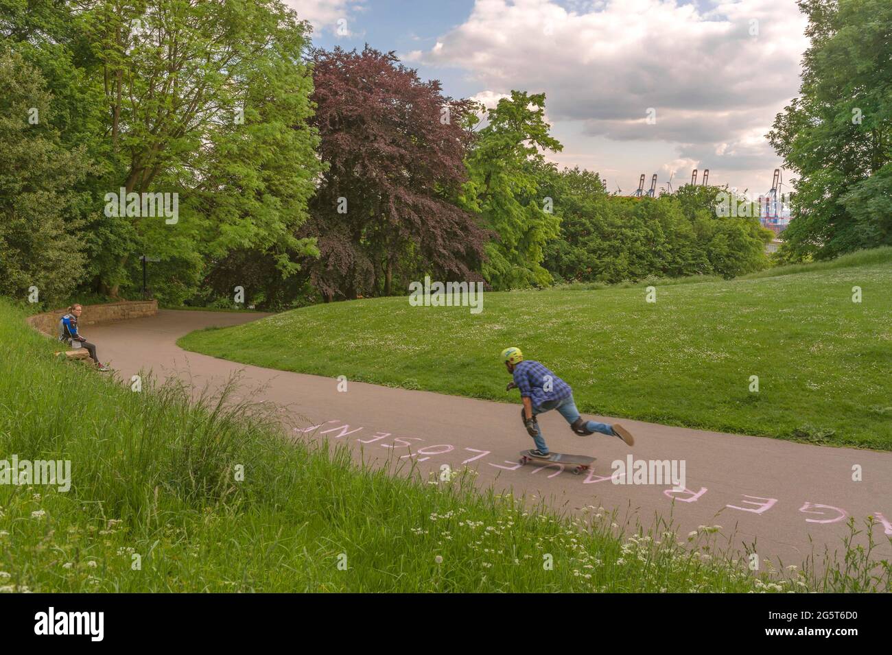 Skateboarder im Donnerspark in Altona, Hamburg Stockfoto