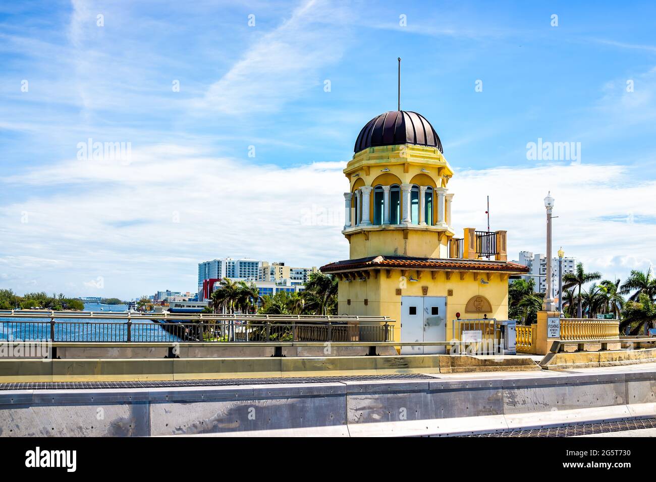 Hollywood, USA - 6. Mai 2018: Florida Miami Beach North Area in Broward County mit historischer alter Architektur der Drawbridge Road Street während der sonnigen d Stockfoto