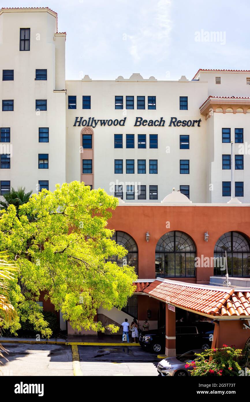 Hollywood, USA - 6. Mai 2018: Florida North Miami Beach Area mit Gebäude und Schild Text für Resort Architektur Retro historischen Hotel und Menschen in lo Stockfoto
