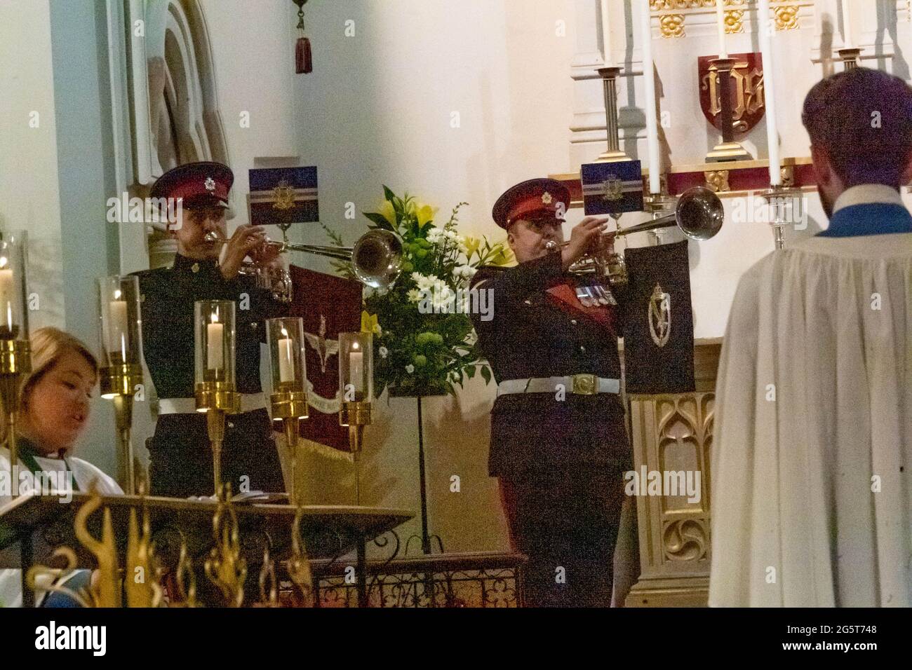 Brentwood Essex, Großbritannien. Juni 2021. Reverend Matthew Austin, ein Veteran des Fallschirmregiments, wurde von Norman Bishop of Richborough in der St. Thomas of Canterbury Church Brentwood, Army Trumpeters Essex, zum Priester der englischen Kirche geweiht.Quelle: Ian Davidson/Alamy Live News Stockfoto