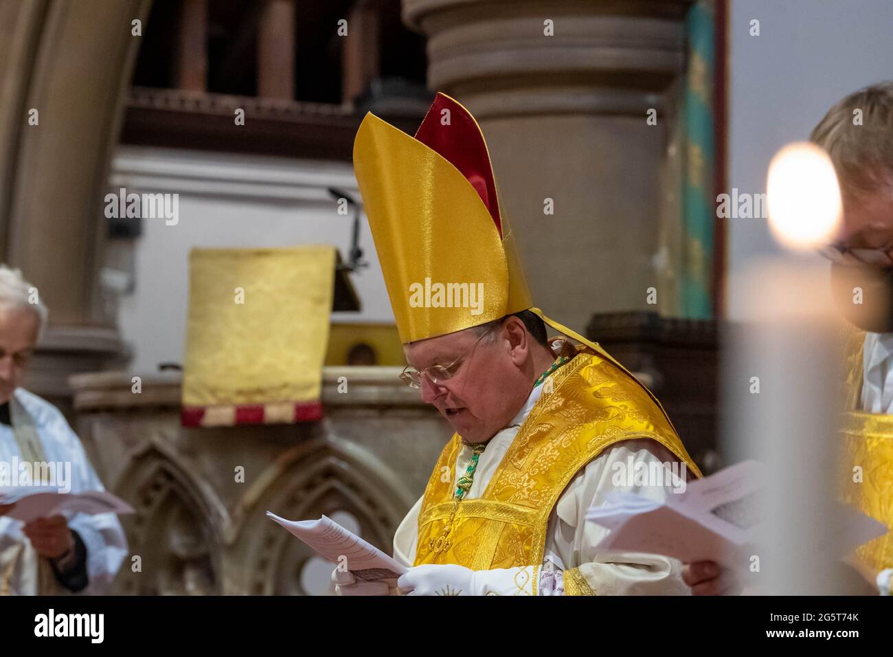 Brentwood Essex, Großbritannien. Juni 2021. Reverend Matthew Austin, ein Veteran des Fallschirmregiments, wurde vom normannischen Bischof von Richborough in der St. Thomas of Canterbury Church Brentwood, Essex zum Priester der englischen Kirche geweiht.Bild: Norman, Bischof von Richborough Credit: Ian Davidson/Alamy Live News Stockfoto