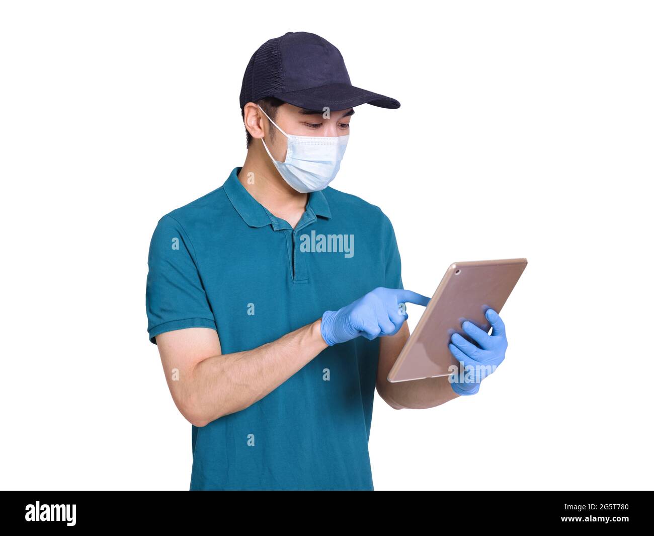 Junge Kuriere, die während der covid-19-Epidemie arbeiten, tragen zum Schutz blaue Kleidung, Hüte, Masken und Handschuhe Stockfoto