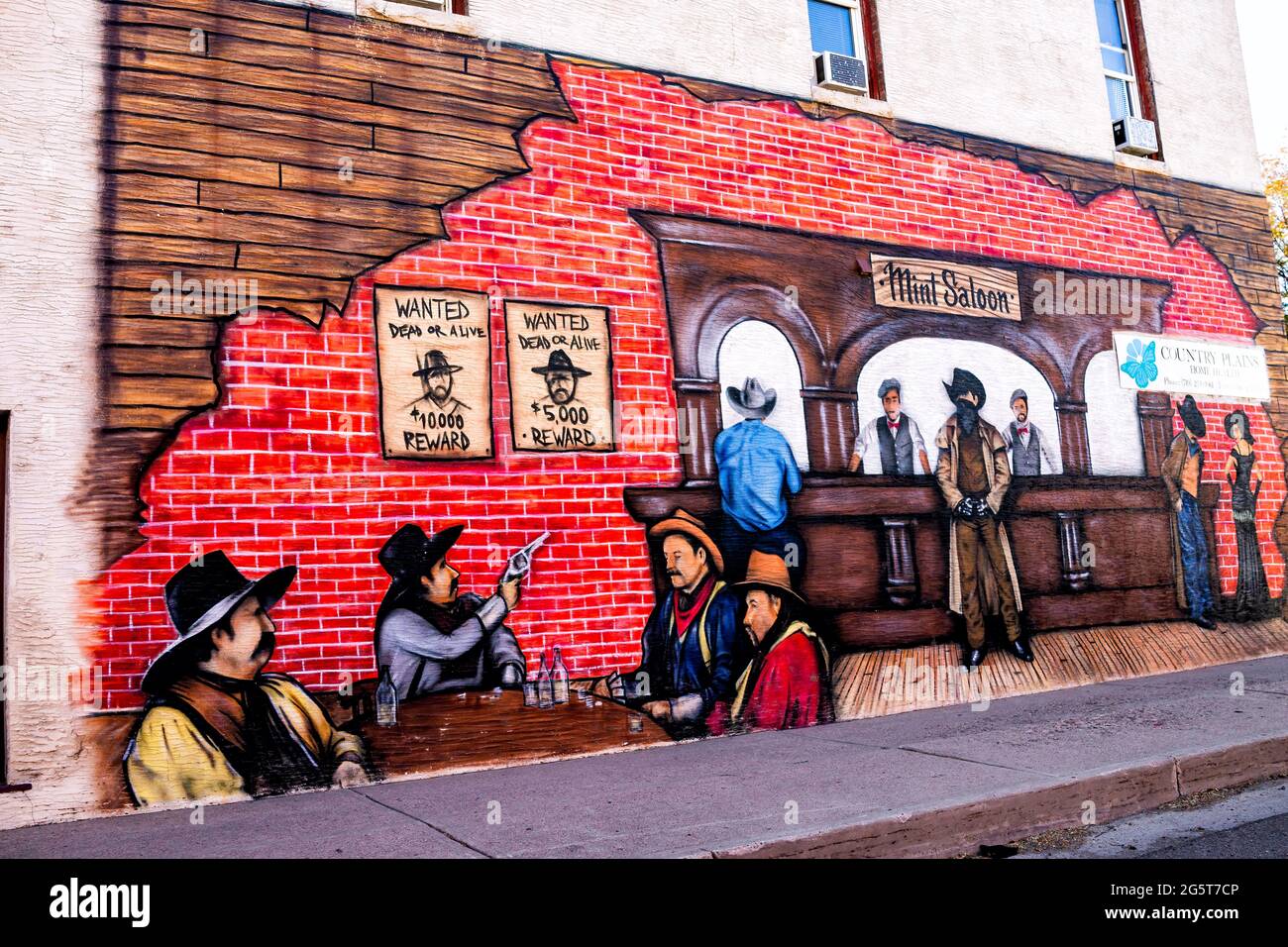 Rocky Ford, USA - 13. Oktober 2019: Kleine Stadt im Osten Colorados mit rotem, lustigem Wandgemälde in der Innenstadt mit Cowboys im Western Saloon-Stil Stockfoto