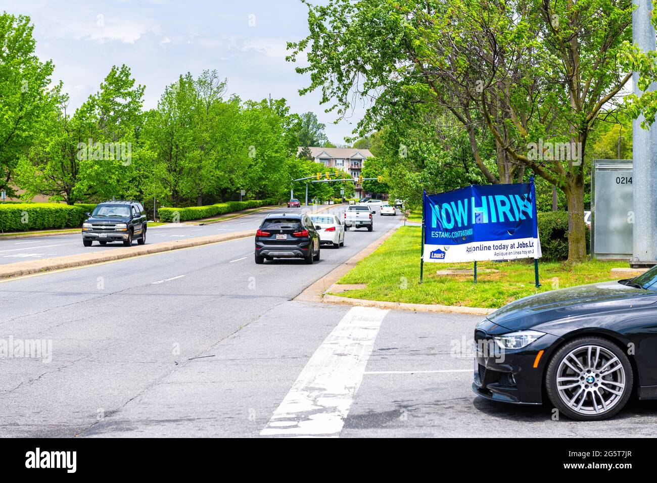 Charlottesville, USA - 29. April 2021: Virginia College-Stadt mit Schild auf der Straße für Lowes Heimwerkermarkt, der jetzt wegen mangelnder Arbeit eingestellt wird Stockfoto
